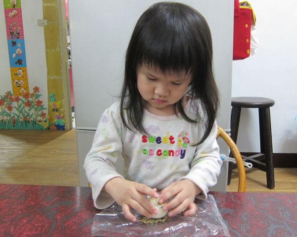 飯糰再滾上海苔香鬆。