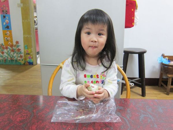 海苔香鬆沾滾包覆著，就完成囉！
趕快自己嚐嚐。