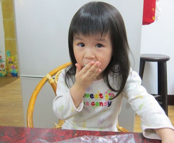 哈哈哈！太美味了，一下子就吃完1個啦！