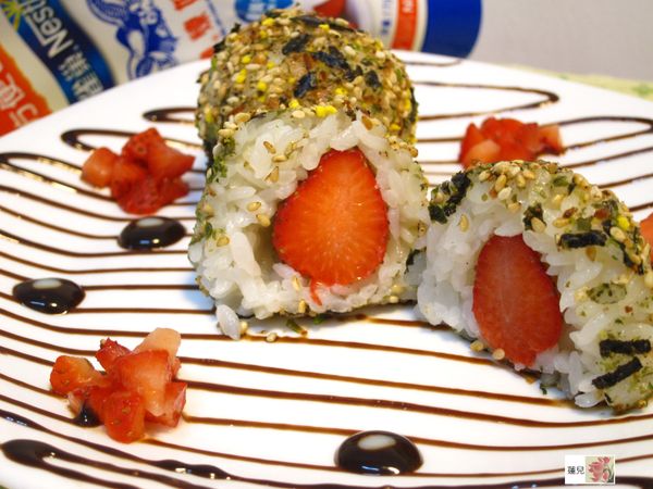 飯糰的剖面圖。(巧克力醬鋪底盤)。

真的好好吃喔！