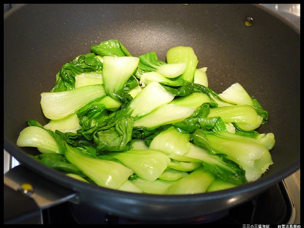 青江菜炒約五分熟
微微變軟即可