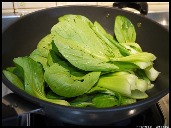 油熱，放入青江菜