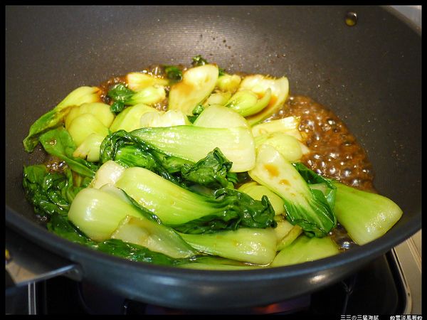 繼續燴燒至青江菜全熟