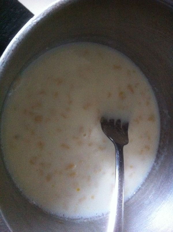 先製作白醬~奶油用小火融化,放入1大匙麵粉,跟融化的奶油拌勻,再加入牛奶用中大火煮成麵糊狀,再煮成糊狀之前須不斷攪拌,以免燒焦