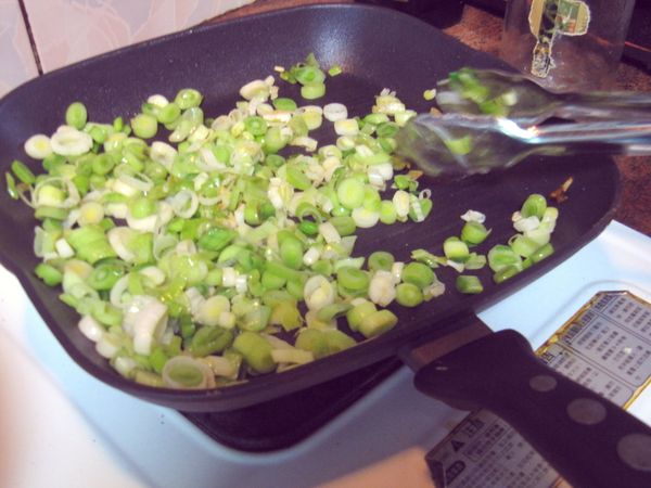 將韭蔥切細片，熱一平底鍋加入奶油，融化後放入韭蔥以中火拌炒至軟化，起鍋備用。