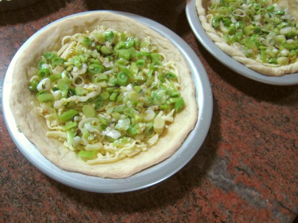 放上炒好的韭蔥，均勻佈滿。