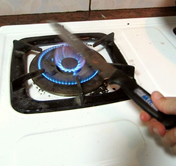 刀子可用火烤熱，劃起司表面後會比較好切。