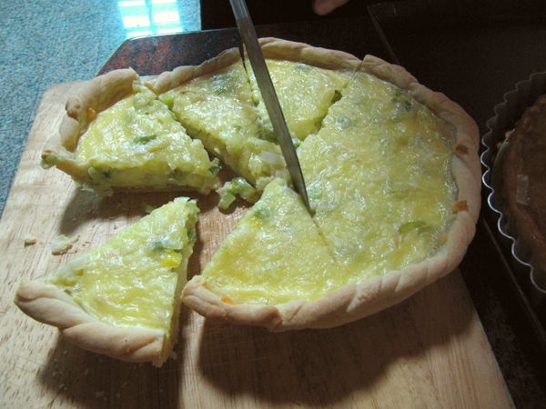 切派皮底部會有些硬不好切，刀子要跟派垂直90度切比較好切斷 ( 我是用鋸齒刀 )，切6~8塊。