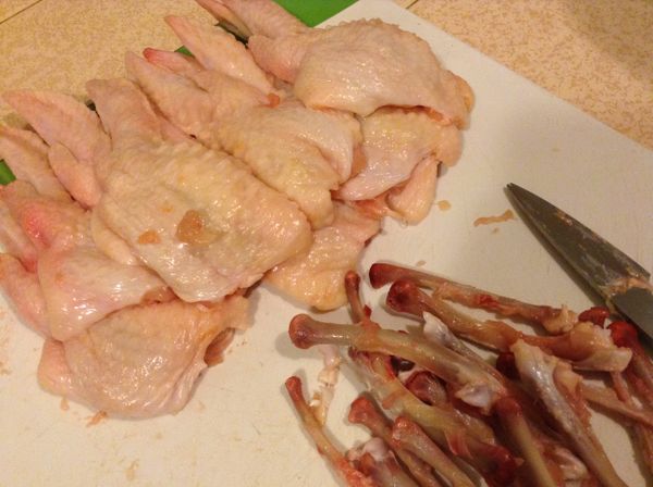 去掉雞翅骨頭. (小節部分不需去骨)