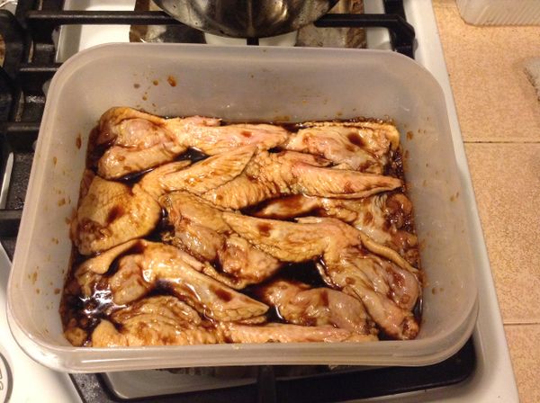 用醬油、老抽(上色用)、米酒、蒜泥、薑泥、少許鹽糖醃隔夜。