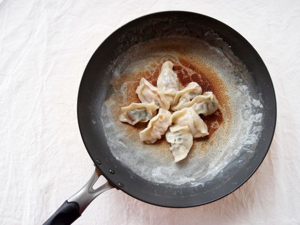 將煎餃倒扣至盤中。