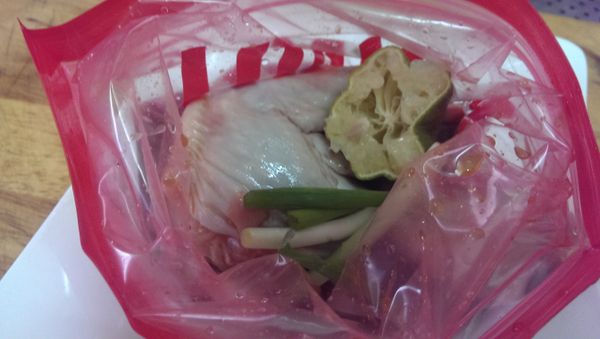 先將雞翅的中節骨取出，再跟醃料一起醃，最好醃個十五分鐘左右