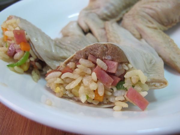 把炒飯填入雞翅裡