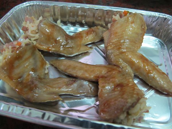 蒸好的雞翅塗上壽喜燒醬，加點孜然粉，烤個十分鐘