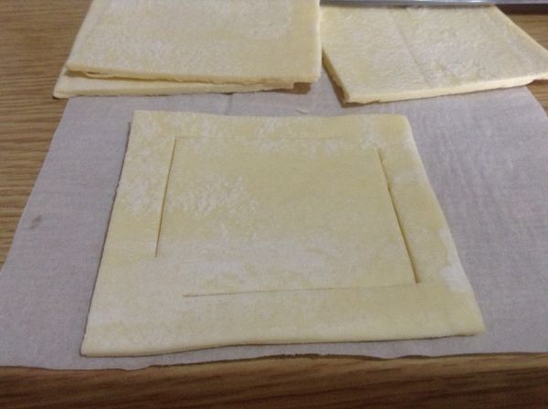 起酥片常溫退凍至軟，在邊邊切L形，但2個L不能相碰