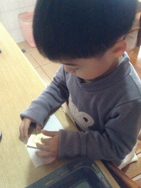 將2個L邊交叉後，壓一下，讓L邊與下面酥皮黏在一起