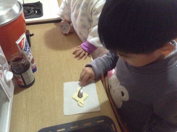 在中間的凹槽中放進適量的果醬