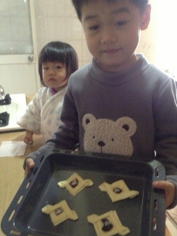 烤箱預熱170度，用180度烤約8〜10分鐘，表面呈現金黃酥狀即可。