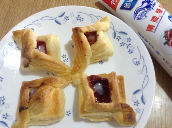 烤完後，可依個人喜好在凹槽中再加點鷹牌煉奶