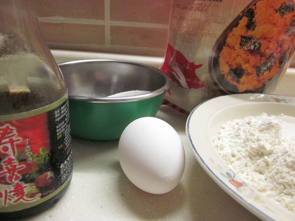 備齊材料
低筋麵粉和泡打粉.小蘇打粉一同過篩備用