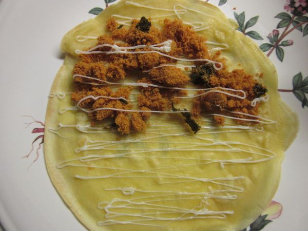 取出擠上美奶滋放上肉鬆,再擠上一些美奶滋折壘捲起即可