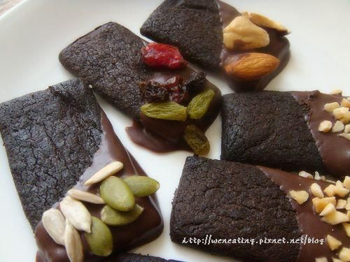 (將沾好的餅乾放在防沾紙上比較好拿起，也可以用烘焙紙)