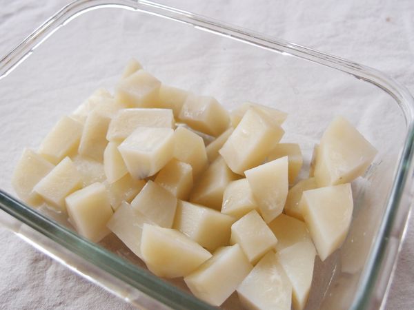 將馬鈴薯去皮切小塊，用電鍋蒸熟。