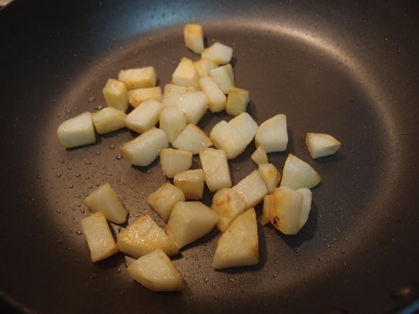 鍋中加少許橄欖油，將馬鈴薯煎至表面金黃。
