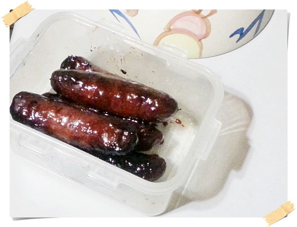 煎香腸的油脂加入醬油倒入水.米攪拌均勻倒入電鍋煮熟