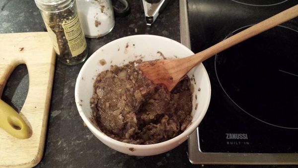 平底獲加牛油，落洋蔥炒軟，加蘑菇碎，落鹽+黑椒炒至收水，加入少許紅酒再炒，放進攪拌機打至泥。