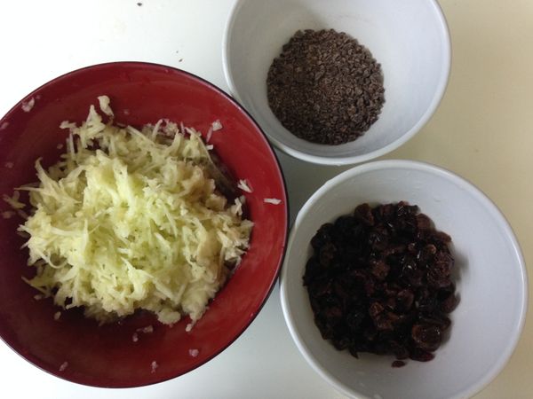 蘋果去皮刨細絲後與檸檬汁混合，果乾將水份擠乾大致切碎並與白蘭地混合，巧克力豆切碎。