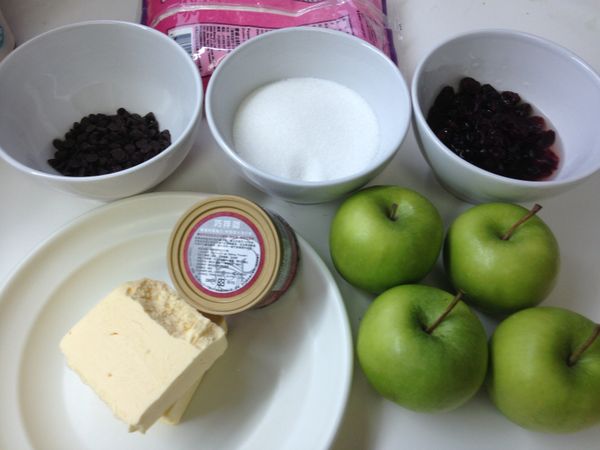 準備好材料。果乾類先泡在熱水中，無鹽奶油在室溫中軟化。