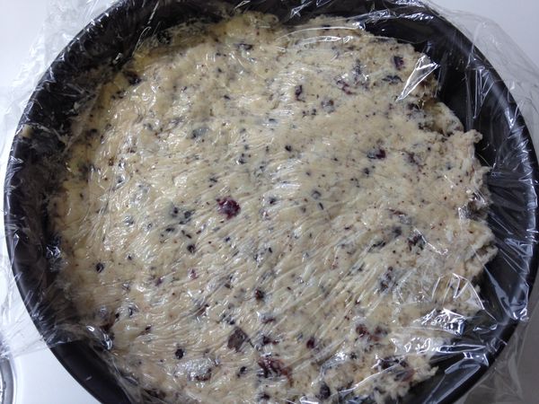 10"烤模刷上一層無鹽奶油後將麵糊團放入。上頭蓋上一張保鮮膜後用手按壓麵團讓內部沒有空隙且表面可以較平整。