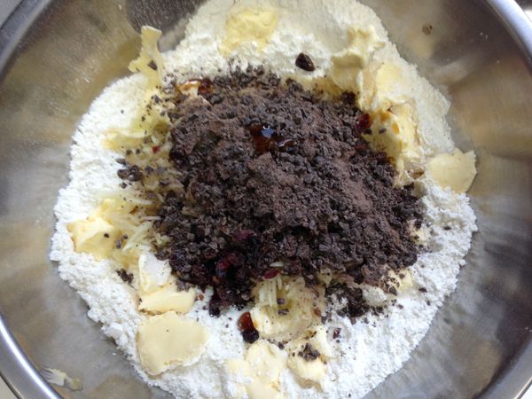 .麵粉和泡打粉過篩後放入盆中，中間挖一個洞將其他所有材料加入。