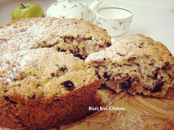 表面香酥，裡頭扎實但入口綿密。
一點點酸酸，不是太甜，還有巧克力的苦甜香...
我覺得這樣的組合是很熟齡戀愛感...