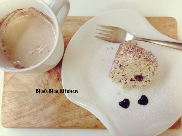 切一小塊配上一杯被我多加了一堆巧克力醬的Latte~~私房下午茶很美好:))