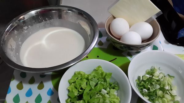 [材料]先混合(水除外).混合後先倒入100ml的水調成均勻的糊狀.再將剩下的水加入稀釋(這樣比較不會結塊).麵糊完成.備用