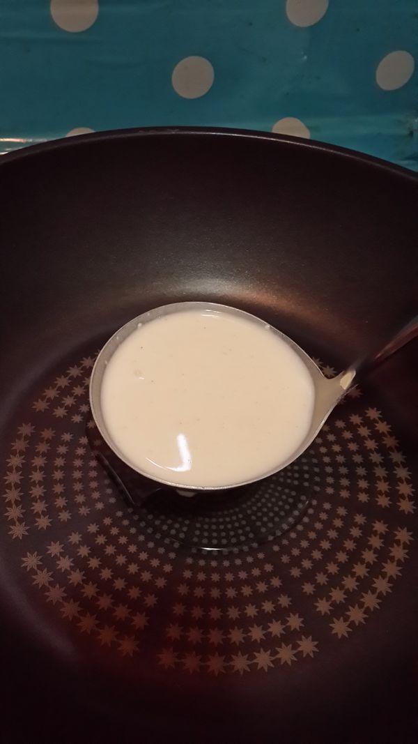 鍋內(少許油)加入1湯勺的麵糊(微火入鍋.湯勺盡量接近鍋面.維持一個點緩緩倒入粉漿.粉漿倒完後再將火源調整大一些.這樣的餅皮比較圓.較漂亮.)