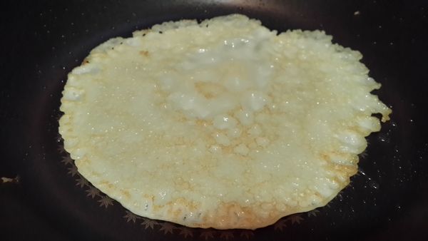 下鍋後不要急著翻面.等餅皮可以自由搖動時.就可輕鬆翻面了(金黃面為焦脆.微黃則軟嫩.依個人喜好.自行拿捏翻面時機))