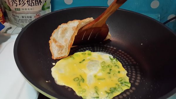 將蛋打成蛋液+適量蔥花.平鋪在餅上.再翻面煎(也可將餅皮掀開.蛋液入鍋內.餅在蓋上去)