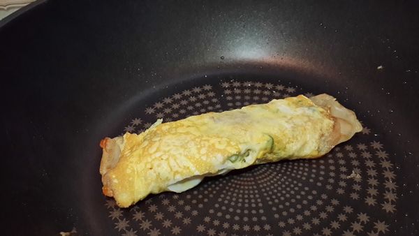 蛋液煎30秒後.即可將蛋餅由外向內(折兩次成3折狀).捲煎完成