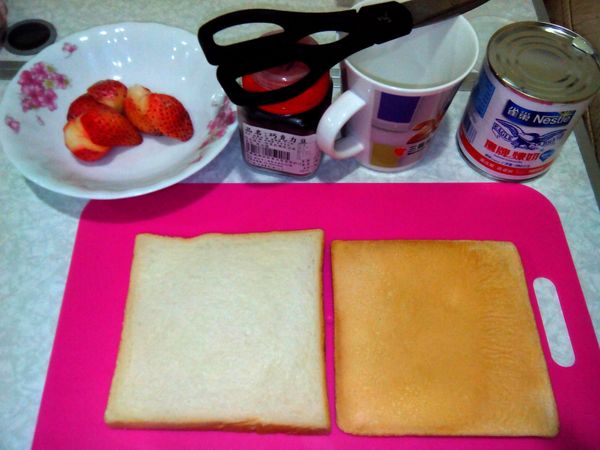 準備比吐司小一點的馬克杯或碗,吐司2片,草莓2顆,鷹牌煉乳適量