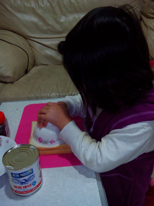 用碗壓出小豬臉