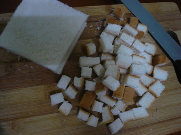 將土司沿邊切下來，再切成小丁備用，這一次土司肉和丁都要用唷。