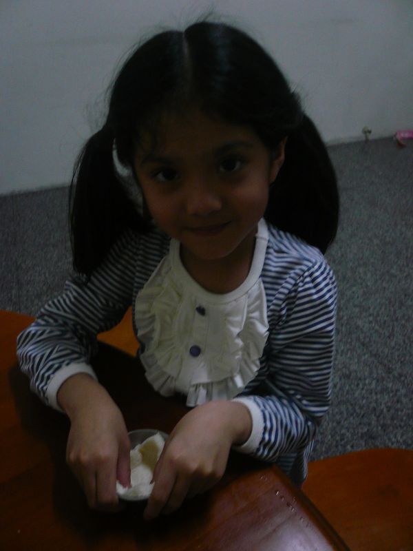 將土司平放壓入布丁杯內，這樣烘烤後就會出現杯形。