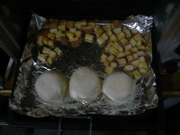 烤盤內的食材在烤時要一直翻動，這樣才能烤得均勻不燒焦，烤到一半時，可以將烤好的土司丁取出(看到土司丁變脆就可以取出了)，把布丁杯取下，將土司杯翻面繼續烤，烤到土司杯酥脆即可取出。