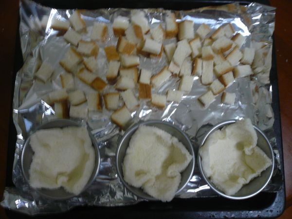 將準備好的布丁杯和土司邊一起放入烤箱內。烤20分。這種做法是不管大烤箱還是只能烤土司的小烤箱都能製做。