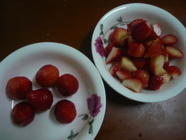 在烤的時候可以清洗草莓，一部份留下不切，其餘切成草莓丁，這個部份如果小朋友太小，建議由家長處理。