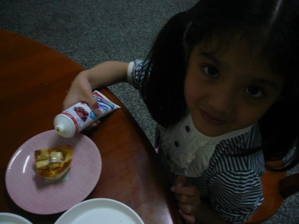 在土司丁上淋上少許的鷹牌煉奶。