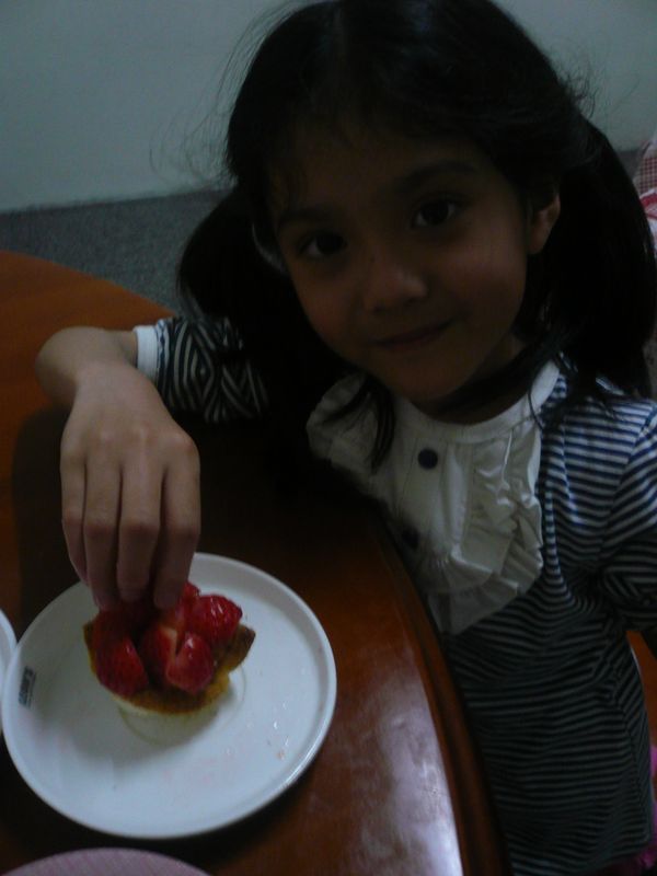 把草莓丁放在土司丁上方，在草莓丁的上方再放上一顆未切開的草莓。